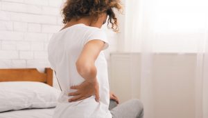 Dor nas costas: por que as mulheres sentem mais que os homens?